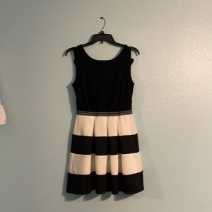 Juniors black and white sleeveless dress